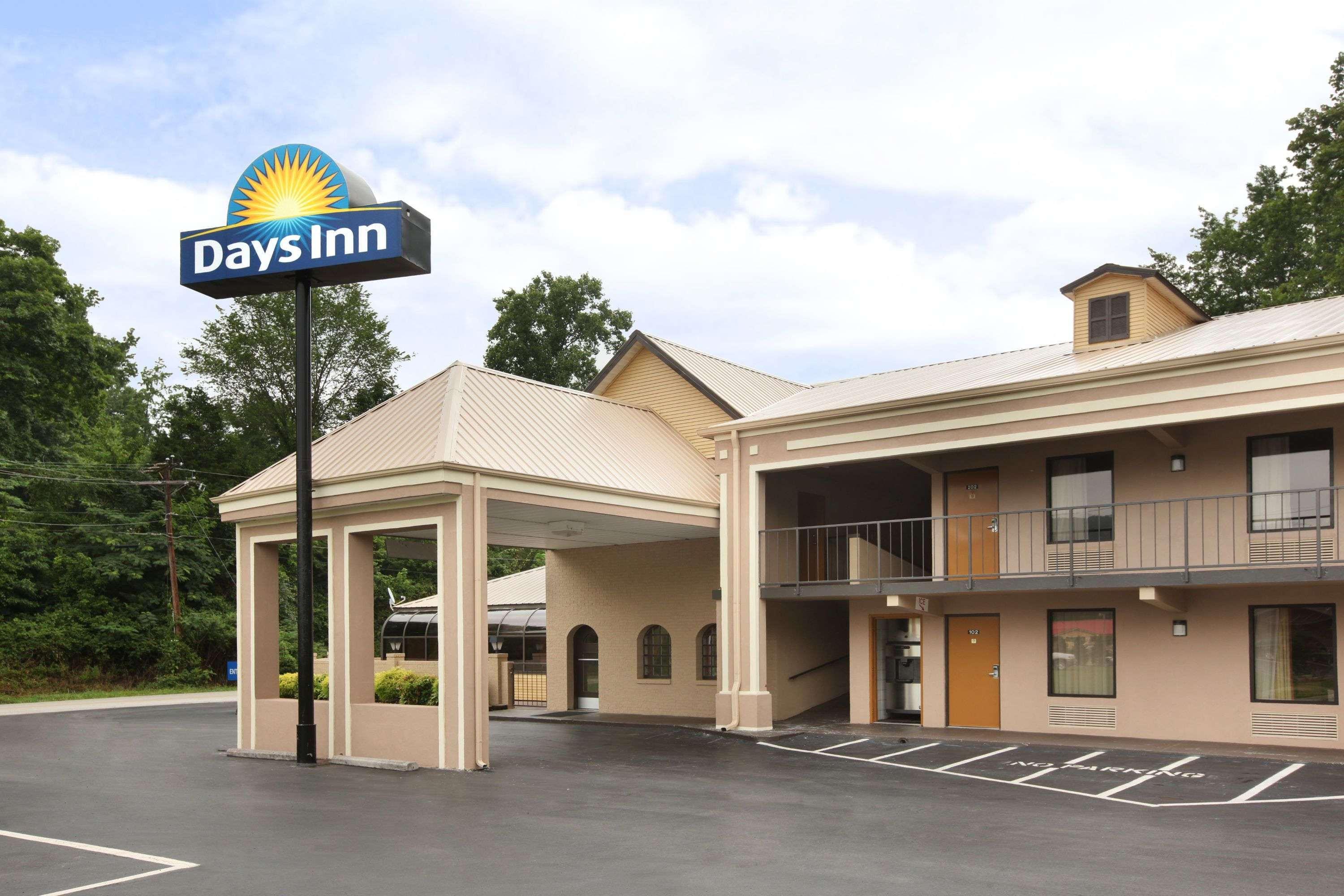 Days Inn By Wyndham Harriman Exterior photo